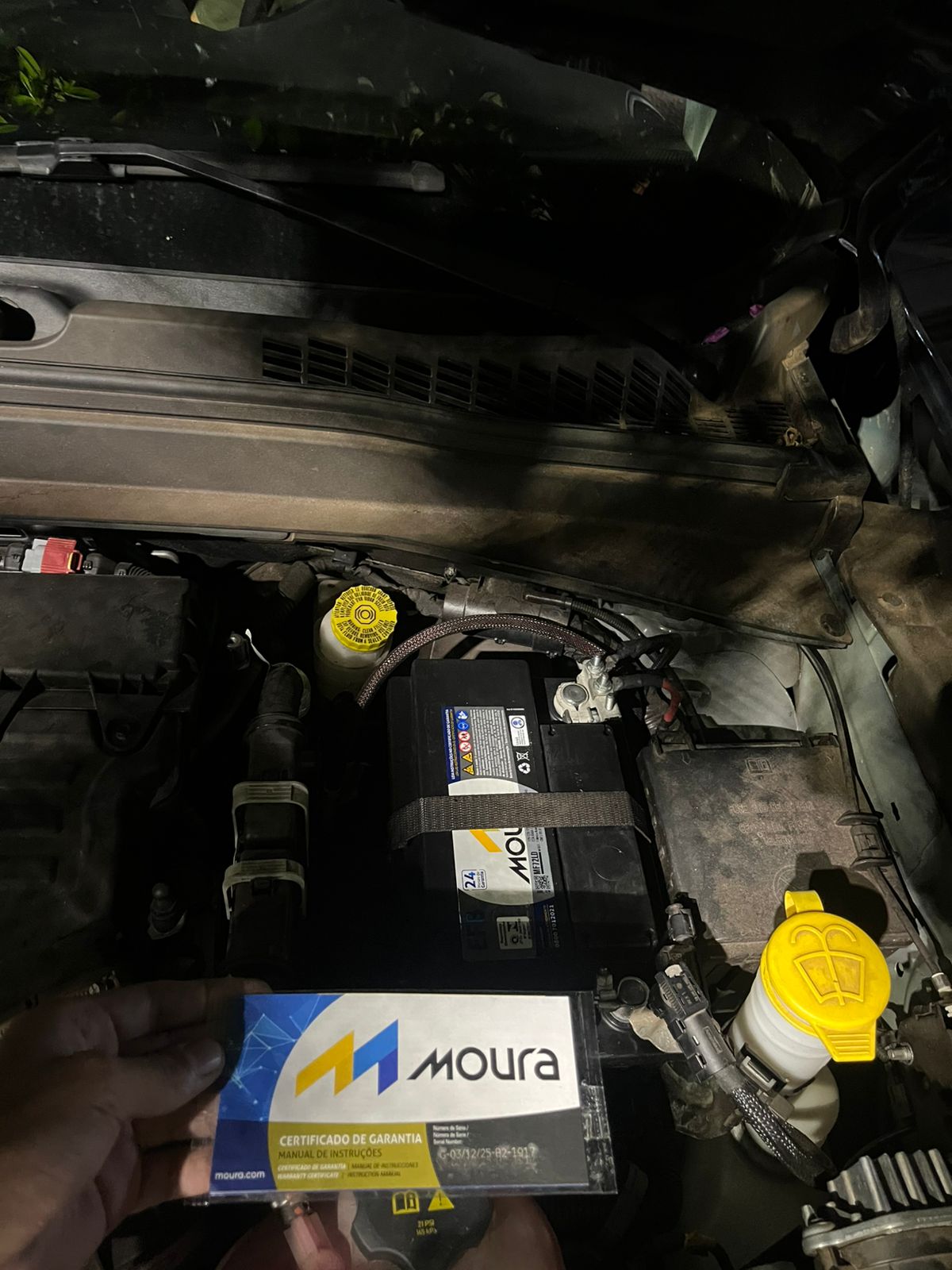 Bateria automotiva instalada em veículo durante atendimento da Peterson Baterias em São Paulo